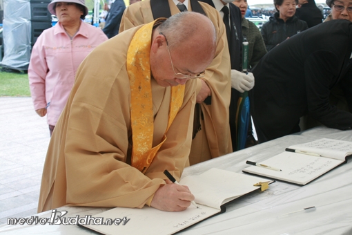 õ���� ����� ������ �����ϱ� ���� ��������� ã�� ���� ���簡 �湮�Ͽ� �����ϰ� �ִ�. 