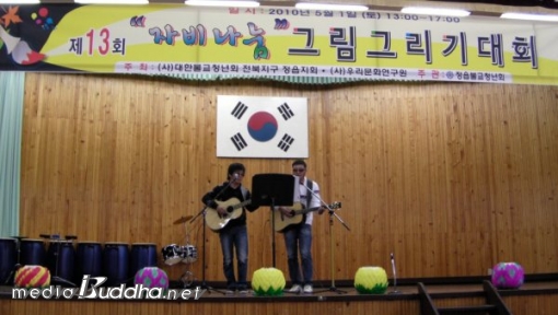 �ں񳪴� �׸��׸��⿡ ������ �߰������� ��ܿ� ������縦 ���� �ִ�. 