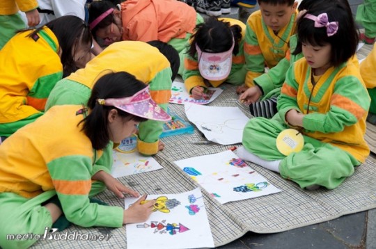 ��3ȸ �ұ��Ƶ��̼�ū��ġ�� ������ ����� ������ �׸��� �׸��� �ִ�. 