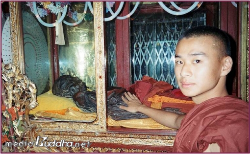 1997년 순룬수행센터에서 민잔의 순룬사야도 시신을 만지는 정준영교수. 당시 정준영 교수는 미얀마 마하시수행센터의 출가승이었다.