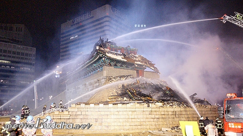 1년 전 숭례문이 전소되는 장면. 