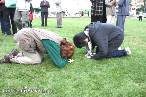 ¼·Î¸¦ Á¸°æÇÏ´Â ¸¶À½À» ³»¸ç Å«ÀýÀ» ¿Ã¸®´Â Âü°¡ÀÚµé